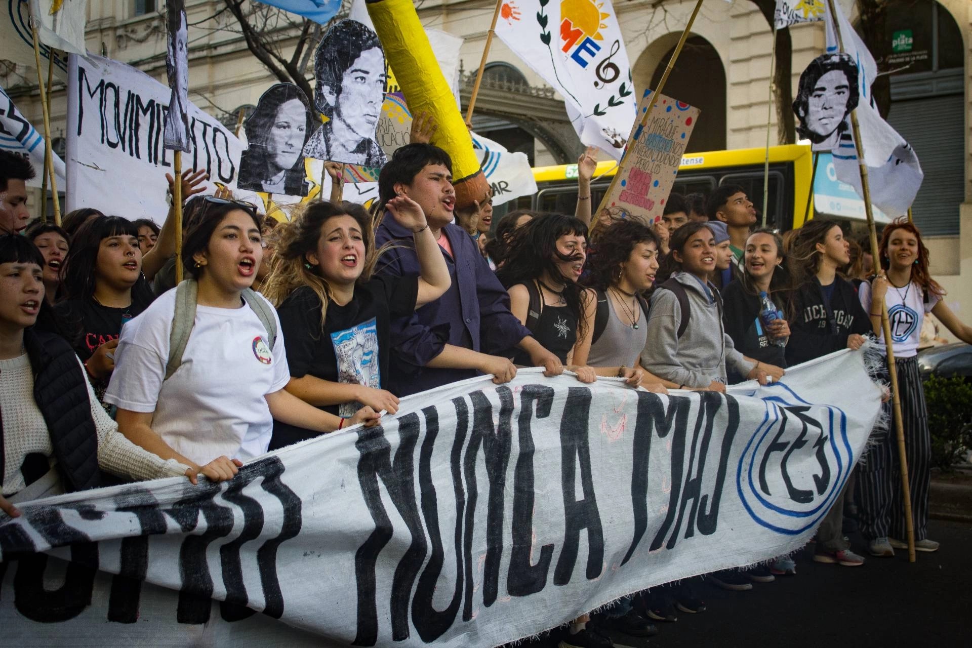 Estudiantes secundarios de La Plata volvieron a marchar en un nuevo ...