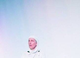 “Unos pocos globos dorados”, el nuevo vuelo escénico de Victoria Hernández