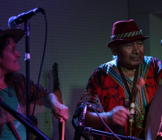 Indio Chikaka, un músico de la calle que hizo de la alegría su bandera