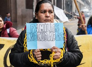 Tomar una deuda para pagar otra deuda: una situación que crece en los barrios populares